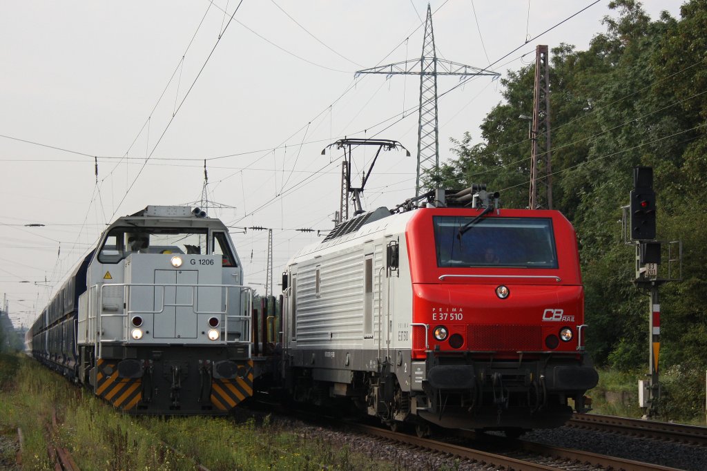 Wrend links die TXL Mietlok  Tilly  (276 044-5) mit einem leeren Kalkwagenzug auf Weiterfahrt ins Angertal wartet berholt rechts die E37 510 mit einem Zug nach Bous.Aufgenommen am 23.8.11 in Ratingen-Lintorf.Gru an den Tf der TXL!