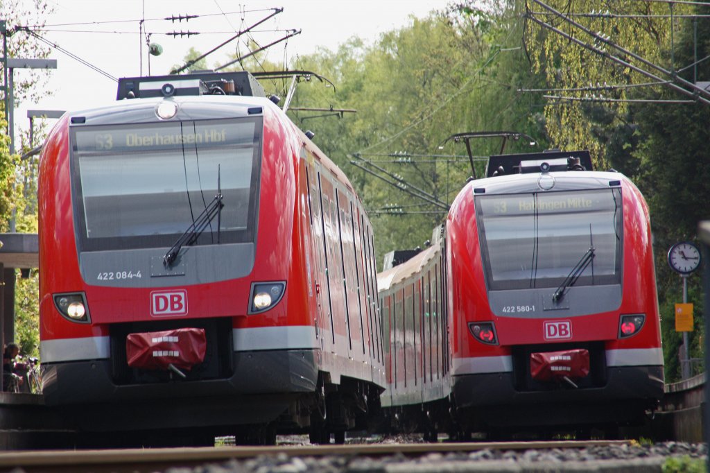 Wrend rechts der 422 080 mit der S3 nah Hattingen-Mitte auf Ausfahrt wartet fhrt links 422 084  Essen  mit der S3 nach Oberhausen Hbf aus.Aufgenommen am Bahnhof Essen-Horst neben der Bushaltestelle.