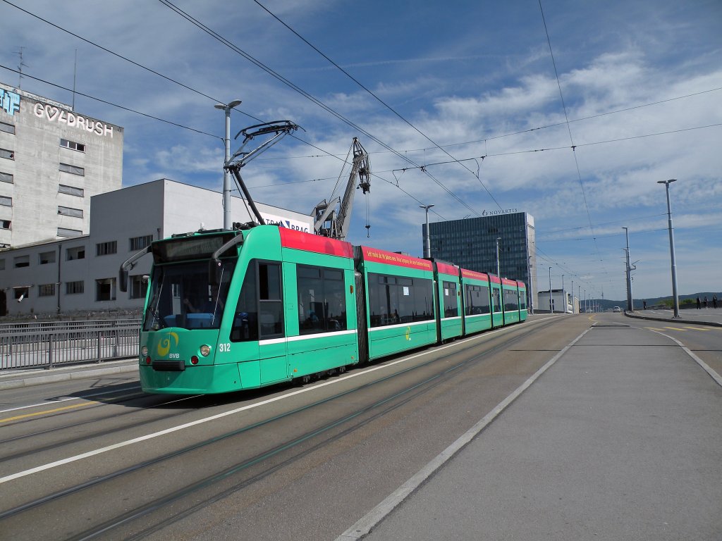 Wrend einer Umleitung fhrt die Linie 8 ber die Dreirosenbrcke zum Voltaplatz. Die Aufnahme stammt vom 12.09.2010.