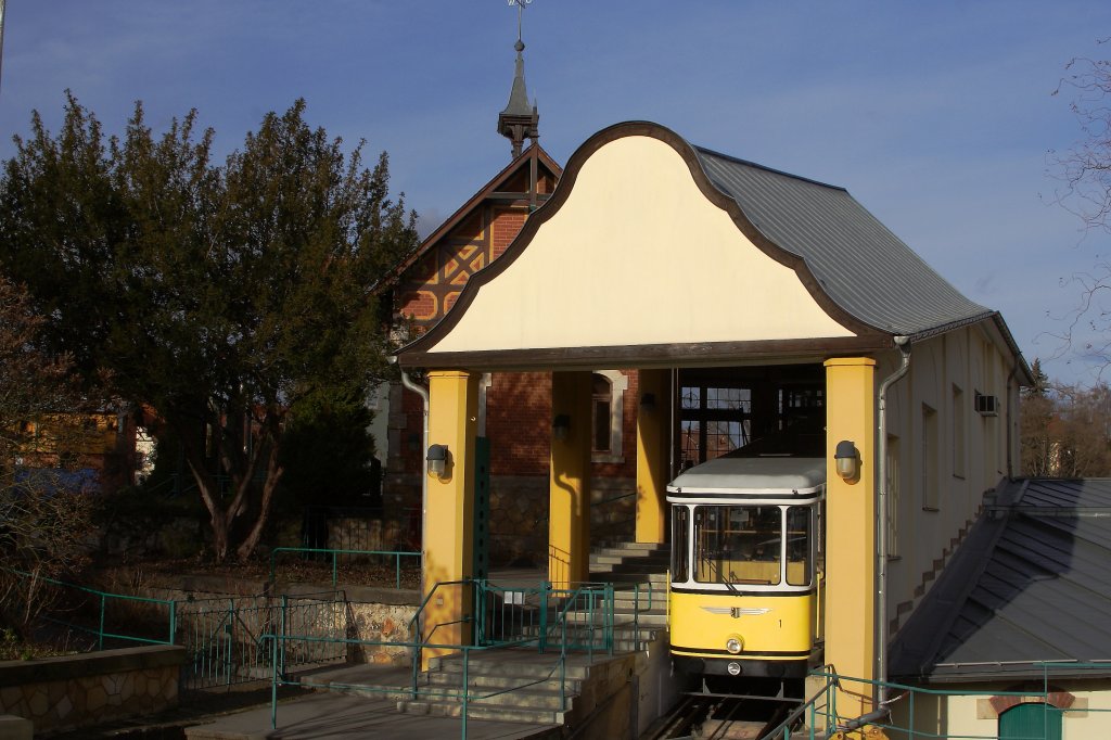 Wagen 1 der Dresdner Standseilbahn in der Bergstation an der Bergbahnstrae, gegenber des beliebten Bergrestaurants  Luisenhof . (Aufnahme vom 31.12.2012)