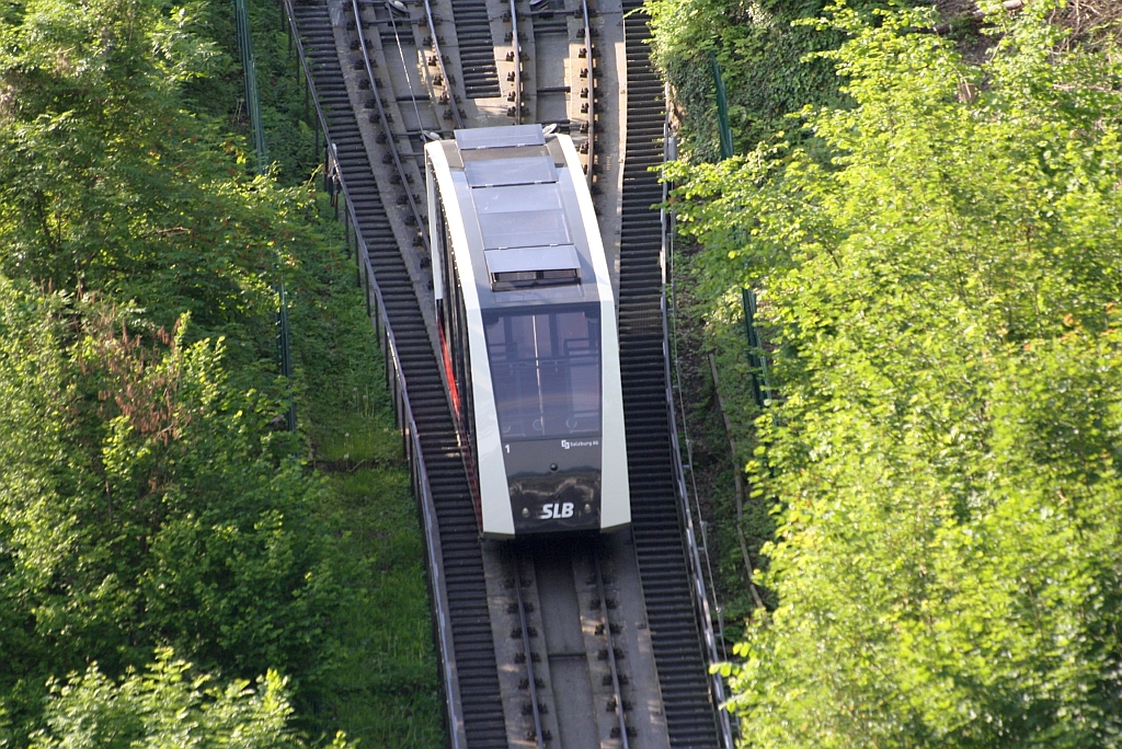 Wagen 1 der Festungsbahn Salzburg ein kurz St�ck unter der Mittelstation. Bild vom 21.Mai 2011.