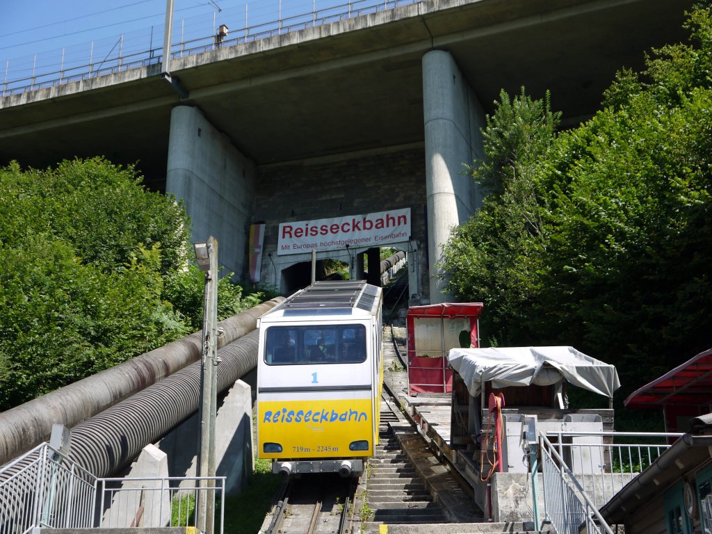 Wagen 1 der Reisseckbahn hat die Talstation Kolbnitz (Zandlach) in Richtung Bergstation Schtter verlassen. Darber ist ein Streckenstck der Tauernbahn zu sehen; 02.08.2011
