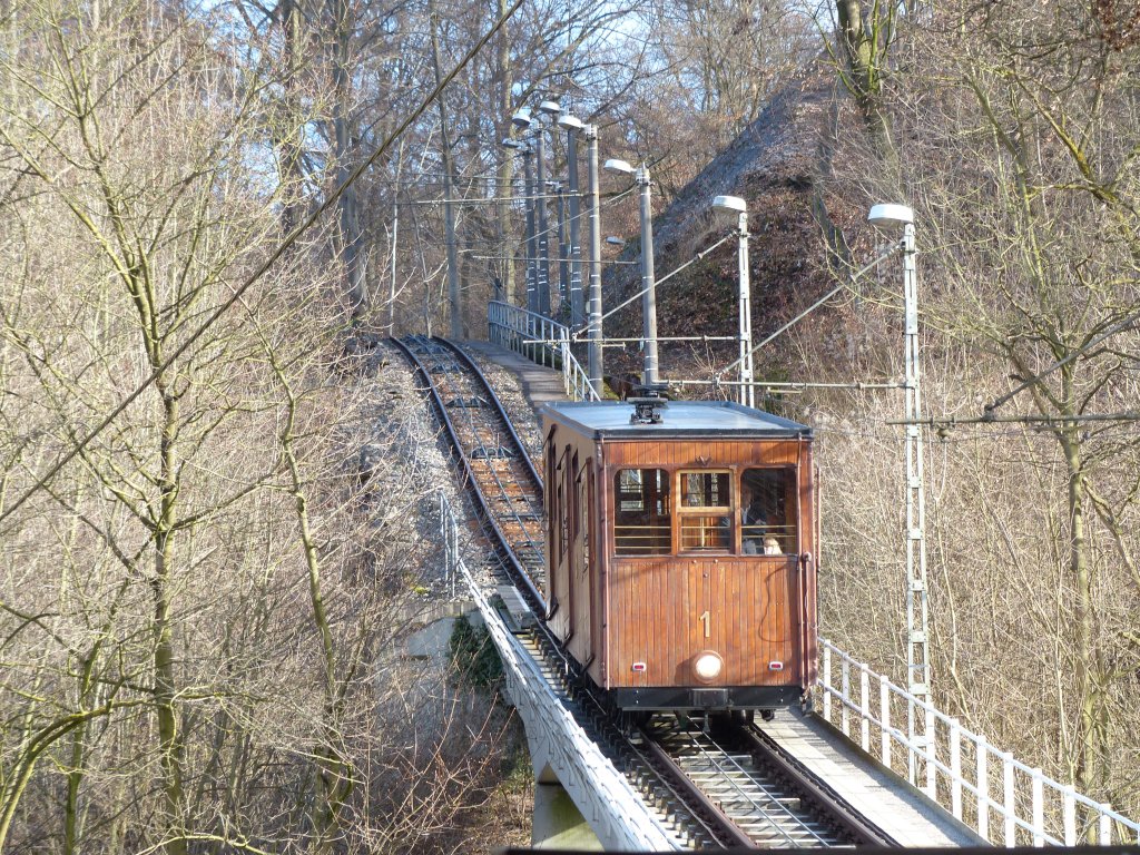 Wagen 1 der Standseilbahn Stuttgart kurz vor der Ankunft in der Talstation. Dieses interessante Fahrzeug darf mit normaler Fahrkarte genutzt werden. 12.4.2013