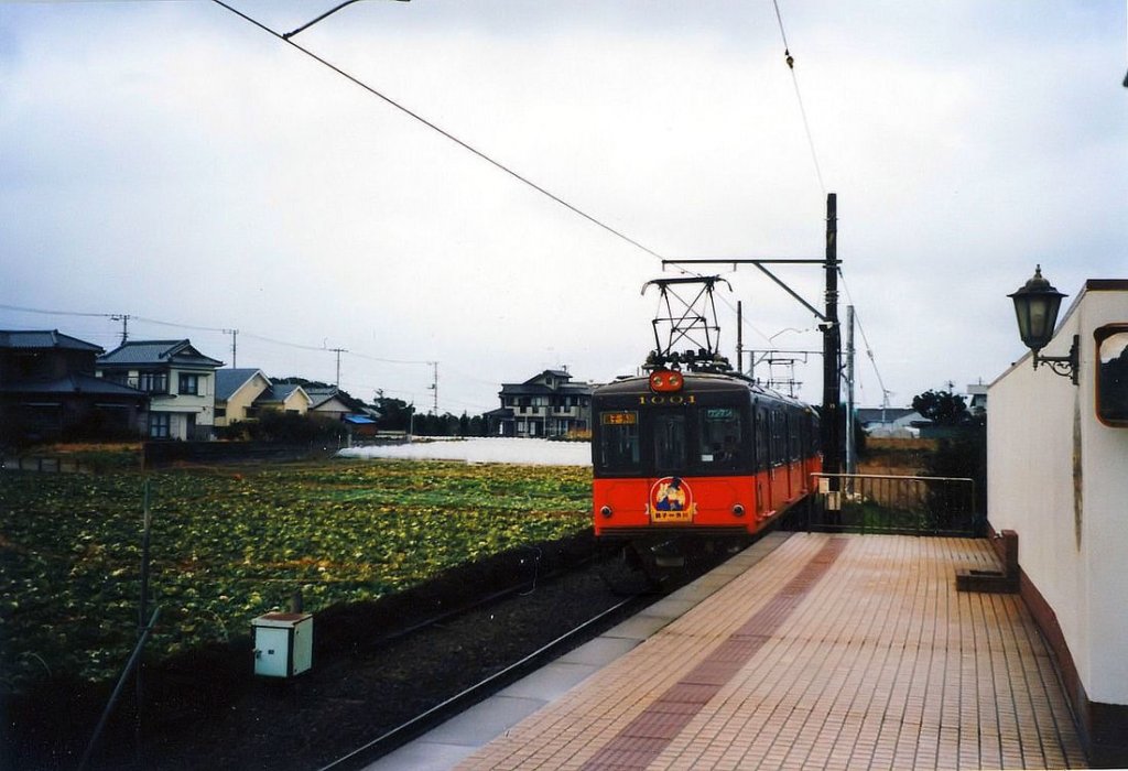 Wagen 1001 in seinem alten rot/schwarzen Anstrich an einem kalten Wintertag in Inub, 12.Mrz 2001. 