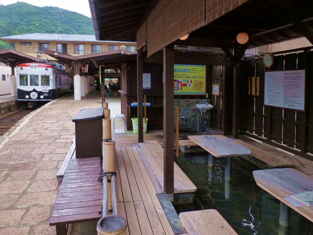 Wagen 105 in der Endstation Arashiyama. Hier kann man seine Zeit verbringen, indem man die Fsse zur Entspannung in warmes Wasser hlt. 17.Juni 2011.