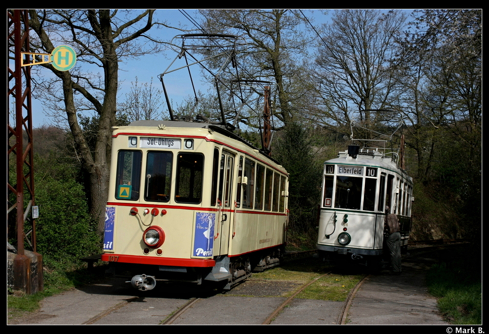 Wagen 107 (ex. Dsseldorf u. Aachen) und Wagen 94 (ex. Barmer Bergbahnen und Wuppertal) am derzeitigen Endpunkt der BMB Strecke in Greuel. Aufgenommen am 25.04.10