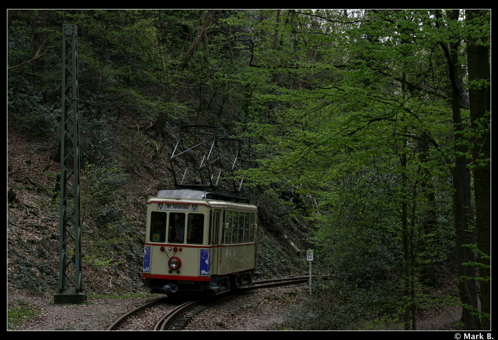 Wagen 107 fhrt in die Haltestelle Kaltenbach ein. Aufgenommen am 25.04.10