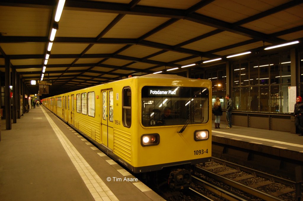 Wagen 1093-4 des Typs GI/1E auf der Linie U2 im Bahnhof Nollendorfplatz. 
(April 2012)