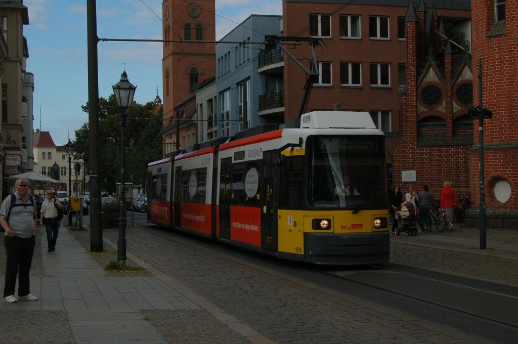 Wagen 1096, als Linie 27 zum Krankenhaus Kpenick, passiert das Rathaus von Kpenick. 09.08.2012