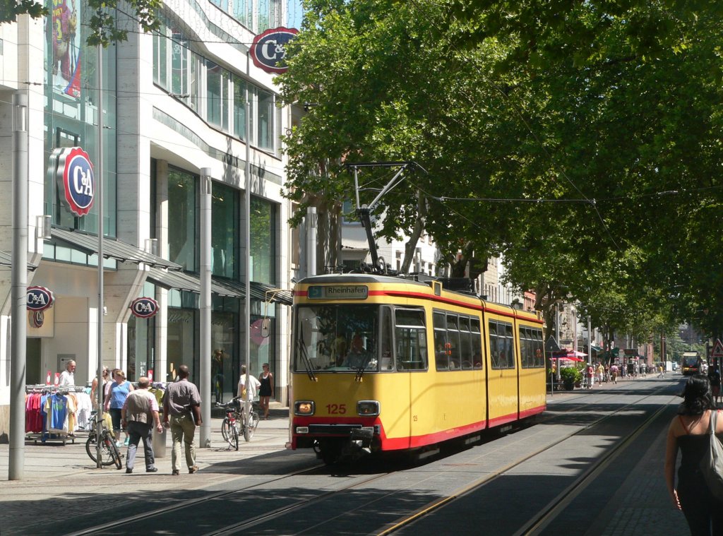 Wagen 125 auf der Linie 5 nach Rheinhafen. Von diesen 1975 gebauten Fahrzeugen des Typs GT8-70C gibt es offenbar nur je 2 Stck von den Verkehrsbetrieben Karlsruhe und der Albtal-Verkehrs-Gesellschaft. 20.7.2010, nahe dem Marktplatz