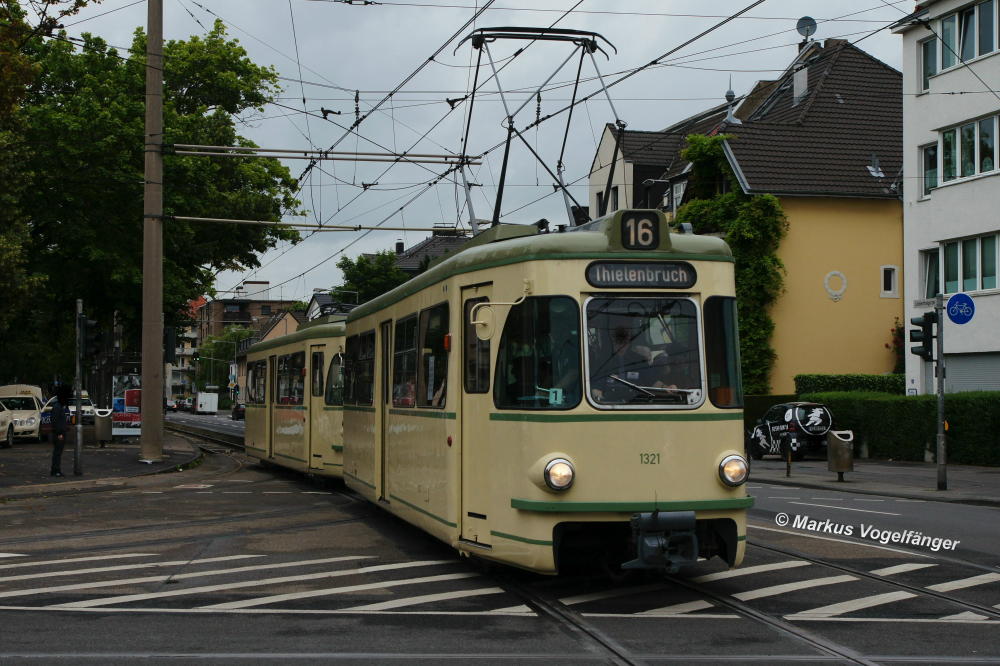 Wagen 1321 und 1363 (hinten) auf der Kreuzung Zlpicher Str./Grtel am 16.06.2012.