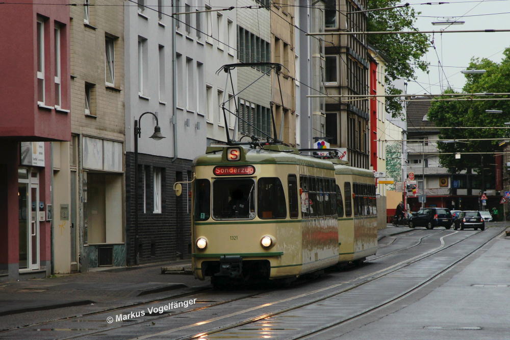 Wagen 1321 und 1363 (hinten) auf dem Mauritiussteinweg am 16.06.2012.
