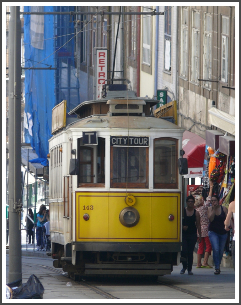 Wagen 143 auf City Tour auf einem sehr steilen Abschnitt der Linie 22 hinter der Igreja dos Cl�rigos. (15.05.2011)