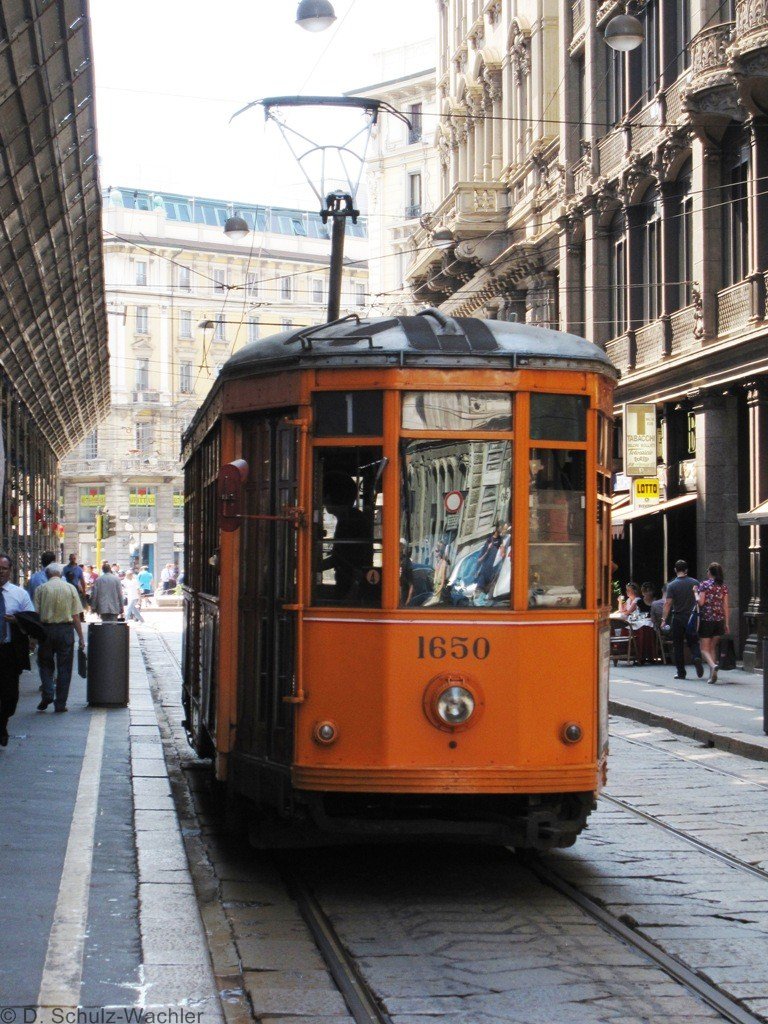 Wagen 1650 der Stra�enbahn Mailand auf der Linie 1 unterwegs,fotografiert am 07.07.2009.