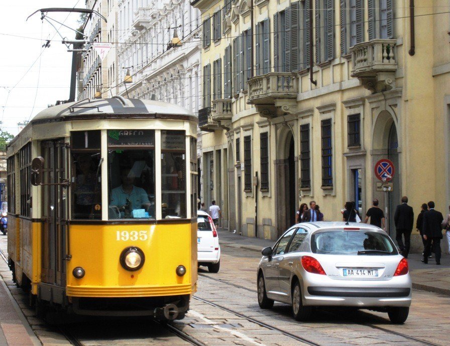 Wagen 1935 der Straenbahn Mailand auf der Linie 1 unterwegs,fotografiert am 07.07.2009.
