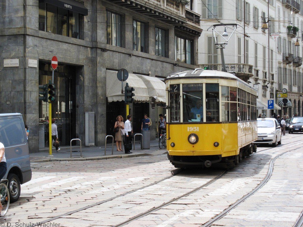 Wagen 1951 der Stra�enbahn Mailand auf der Linie 2 unterwegs,fotografiert am 07.07.2009.