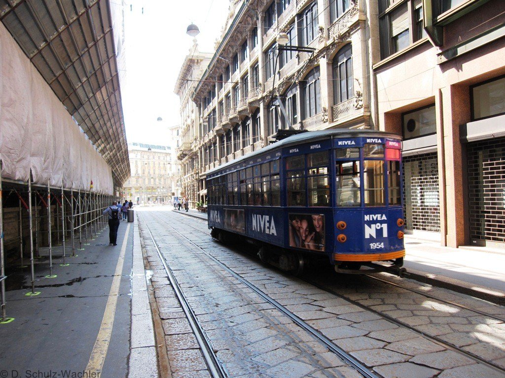 Wagen 1954 der Straenbahn Mailand auf der Linie 2 unterwegs,fotografiert am 07.07.2009.