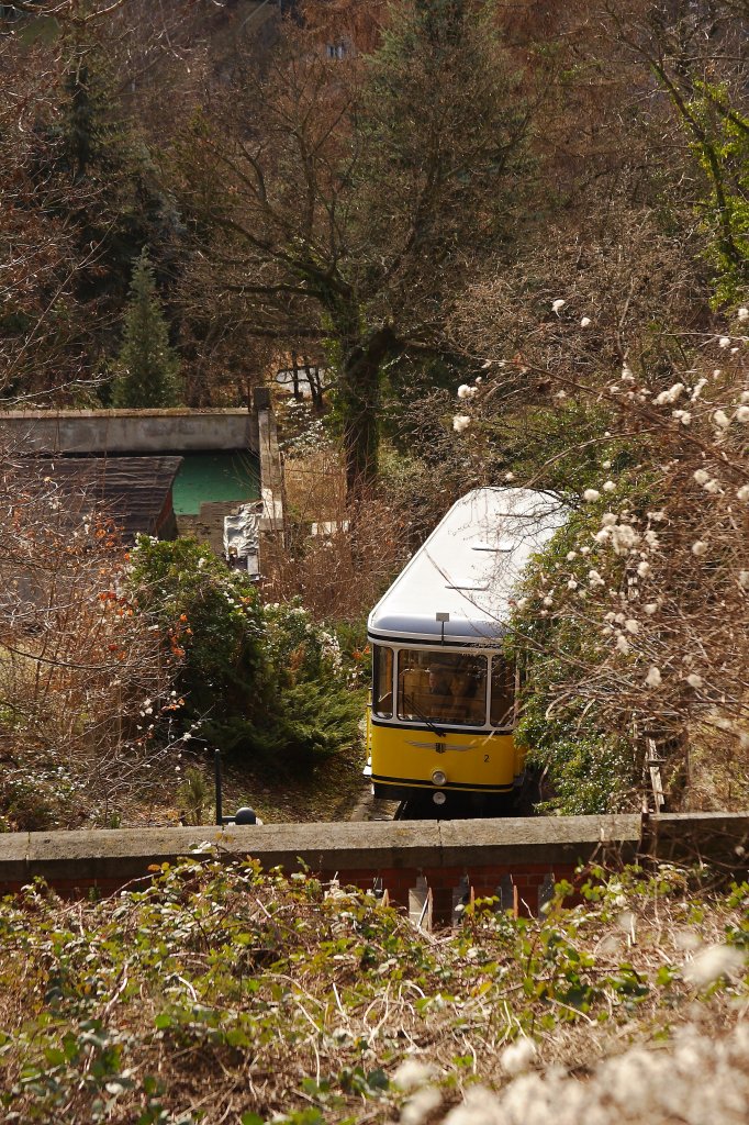 Wagen 2 der Dresdner Standseilbahn auf Bergfahrt, kurz vor Einfahrt in den direkt vor der Bergstation gelegenen oberen Tunnel. (Aufnahme vom 31.12.2012)
