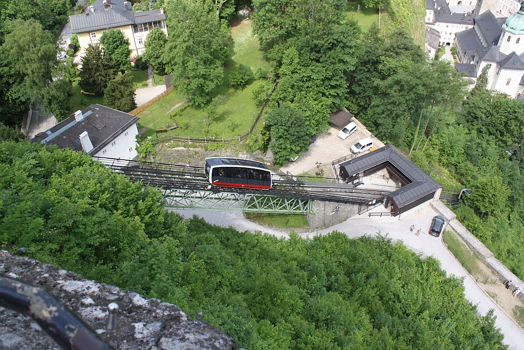 Wagen 2 der Festungsbahn Salzburg zwischen Mittelstation und Bergstation. Bild vom 21.Mai 2011.
