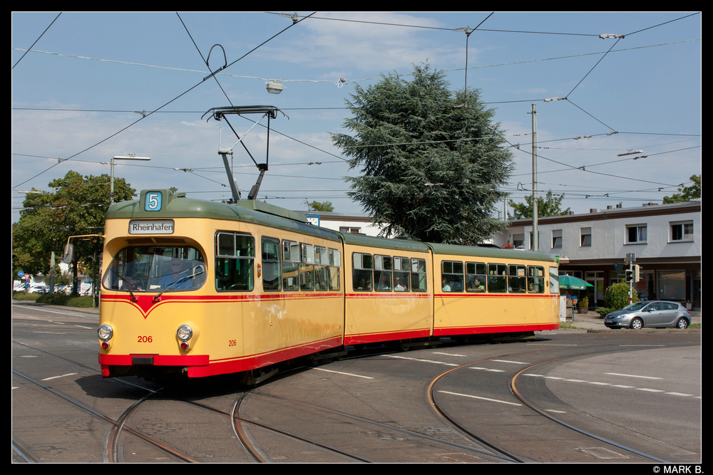 Wagen 206 der krzlich ohne Werbung und mit Neulack durch Karlsruhe fhrt biegt am 12.07.11 in die Haid und Neu Strae ein und erreicht die Haltestelle Hauptfriedhof.