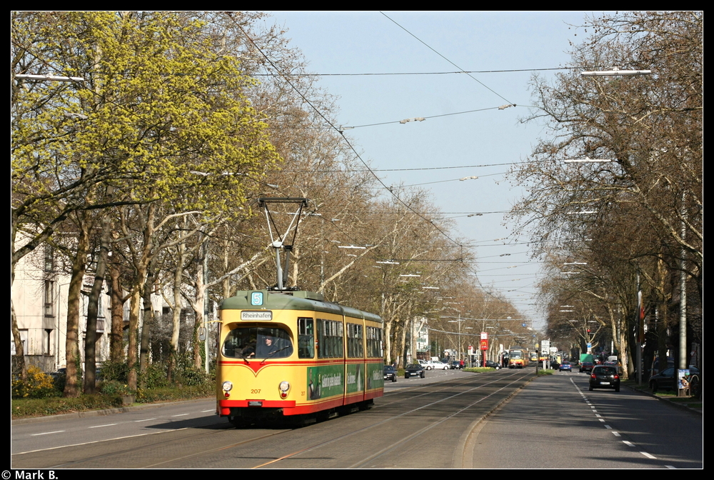 Wagen 207 auf der Kaiserallee an der Hndelstrae. Aufgrund von Weichenarbeiten am Entenfang muss die Linie 5 ab Weinbrennerplatz ber Yorckstrae umgeleitet werden. Aufgenommen am 07.04.10.
