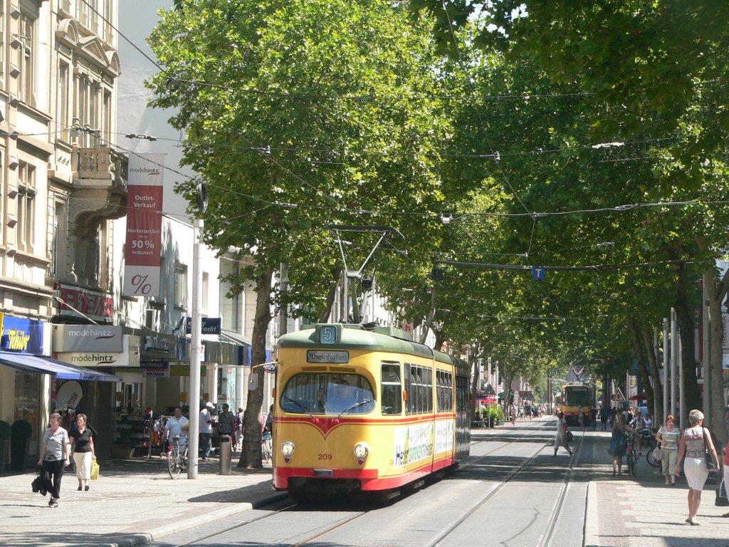 Wagen 209 mit Werbung  Gartencenter Heckert  als Linie 5 nach Rheinhafen. 20.7.2010, nahe dem Marktplatz Karlsruhe