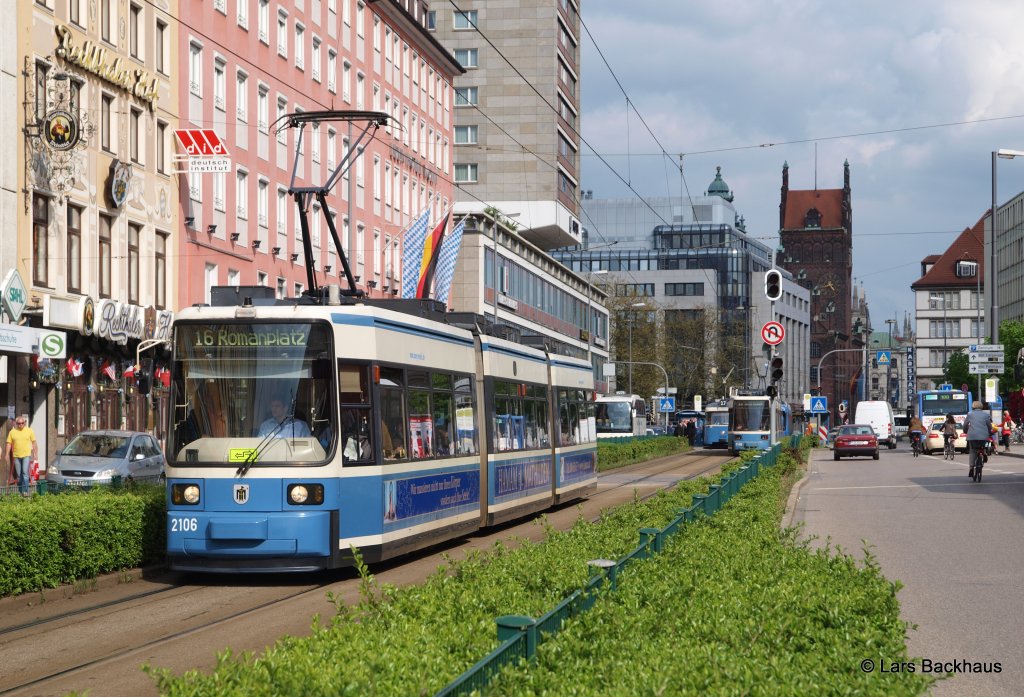 Wagen 2106 ist am 06.05.13 auf der Linie 16 zum Romanplatz unterwegs. Aufgenommen am M�nchner Hbf.