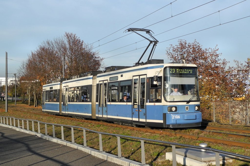 Wagen 2106 am 06.11.11 an der Anni-Albers-Stra�e/M�nchen