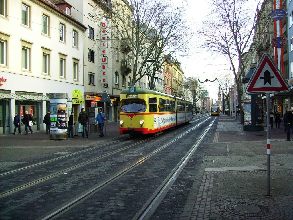 Wagen 212 der VBK ist am 17.12.2011 um die Mittagszeit in der Kaiserstrae, kurz vor der Haltestelle Karlsruhe Marktplatz (Kaierstrae), unterwegs als Linie 5 zum Rheinhafen.