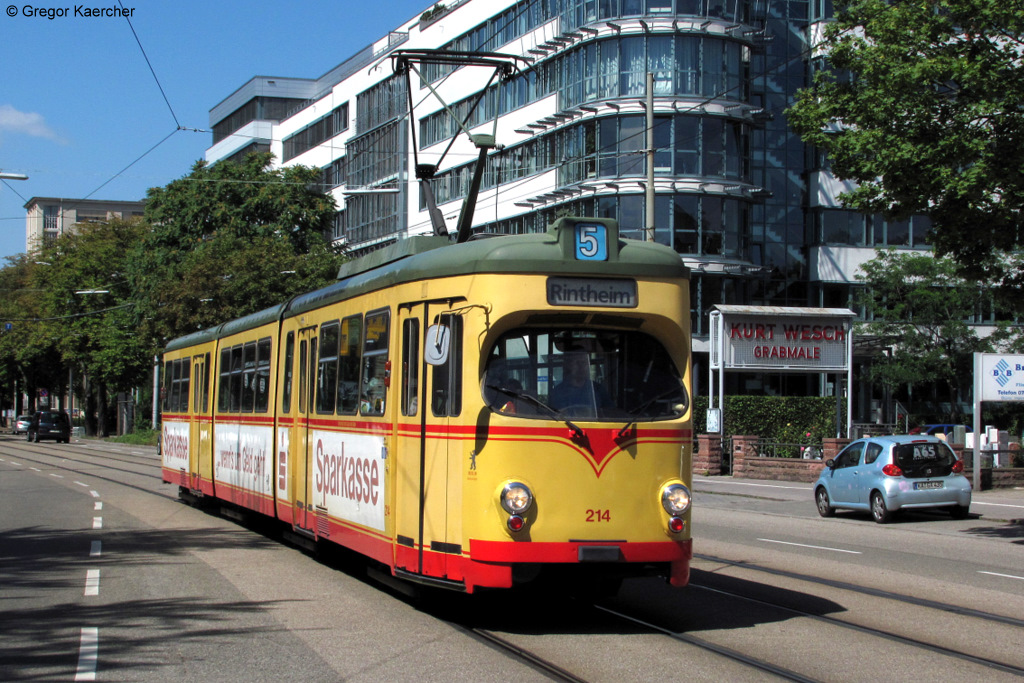 Wagen 214 als Tram 5 nach Rintheim in der Haid- und Neu-Strae kurz vor der Station Hauptfriedhof. Karlsruhe, 09.07.2011.