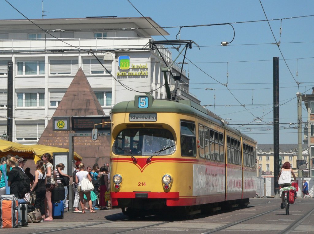 Wagen 214 mit Werbung  Sparkasse  auf der Linie 5 nach Rheinhafen, aufgenommen auf dem Marktplatz Karlsruhe. 20.7.2010