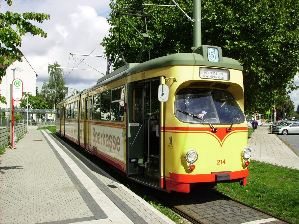 Wagen 214 der VBK, auf der  Oldtimerlinie  5, am 10.09.2010 in der Wendeschleife Rintheim. In wenigen Minuten wird er seine Fahrt quer durch die Stadt zum Rheinhafen fortsetzten.