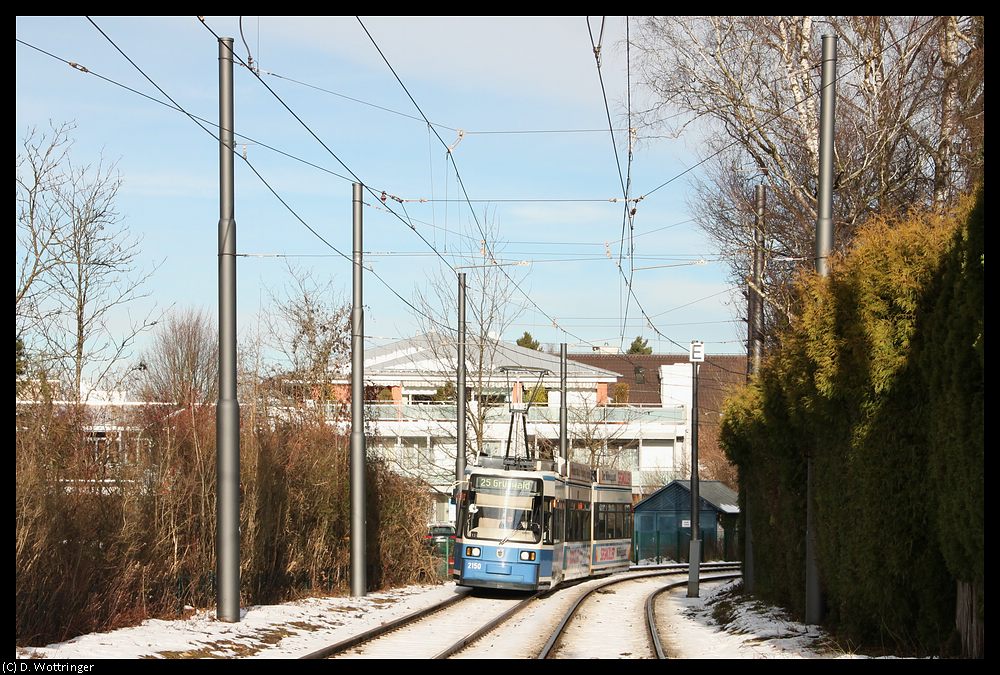 Wagen 2150 fhrt am 7. Dezember 2010 in die Wendeschleife Grnwald ein.