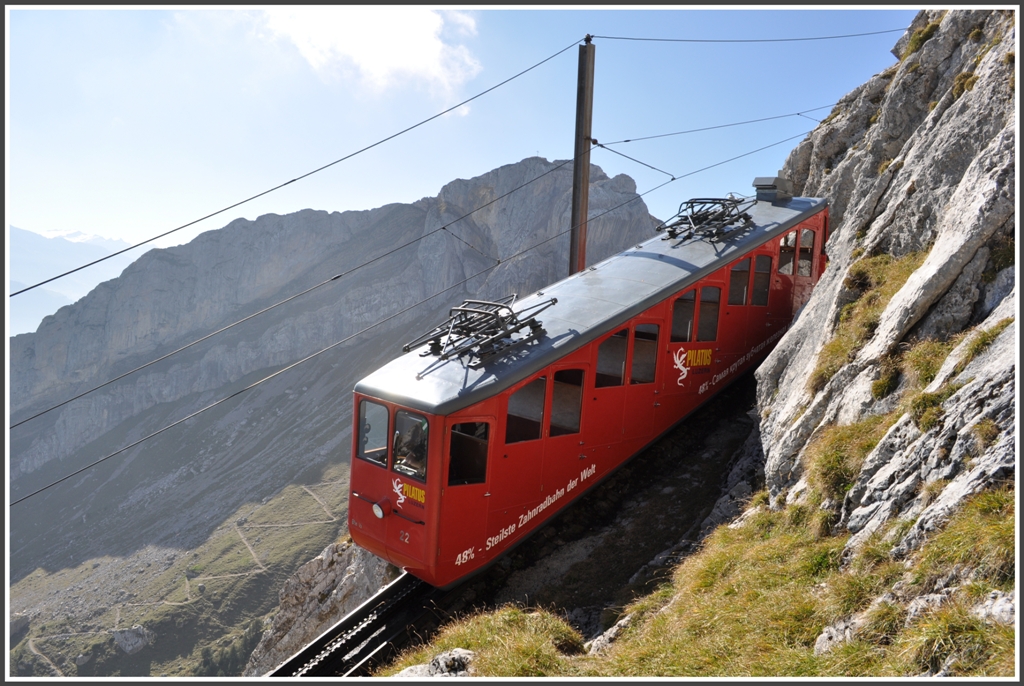 Wagen 22 zwischen Fleimen- und Eseltunnel. Mit 48% ist die Pilatusbahn die steilste Zahnradbahn der Welt. Ich kam mir ebenfalls vor wie einer der zahlreichen Steinbcke, denn im Hintergrund ist der bliche Wanderweg zur Aemsigenalp hinunter zu sehen. (04.10.2011)