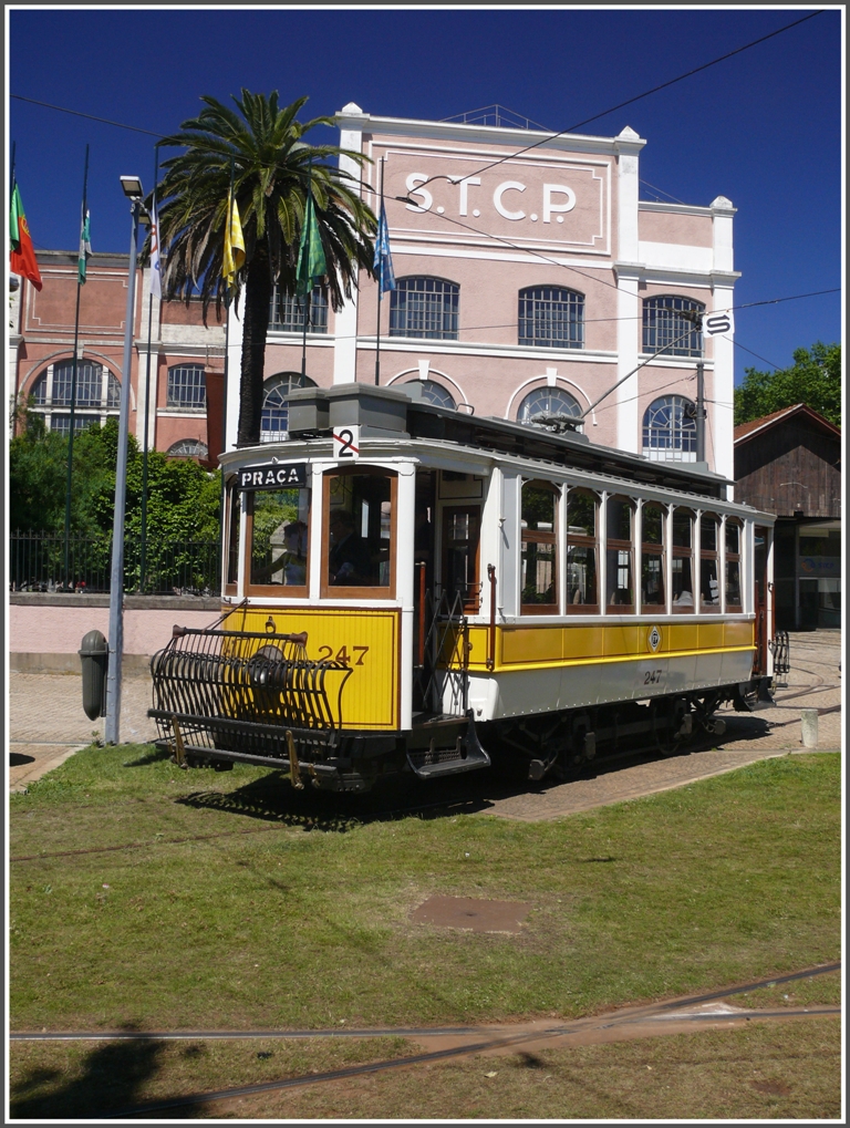 Wagen 247 vor dem vorbildlich restaurierten Museum und Depot in Massarelos. (15.05.2011)