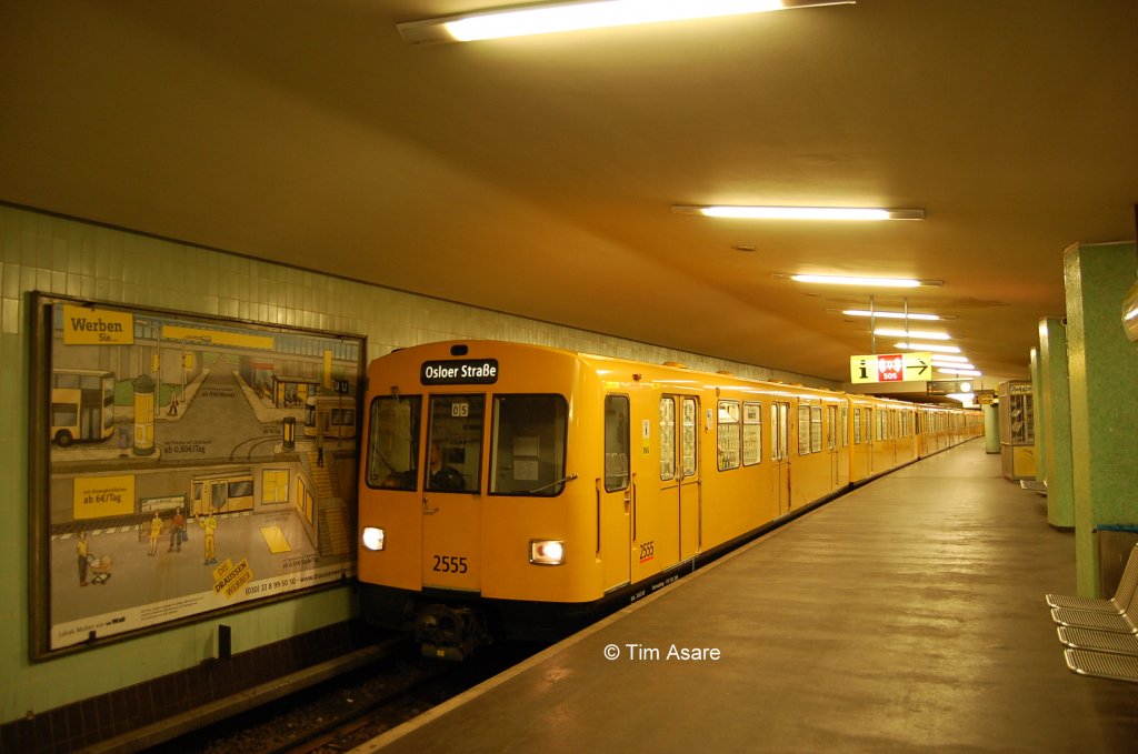 Wagen 2555 des Typs F74 im April 2012 auf der U9 im Bahnhof Birkenstrae.