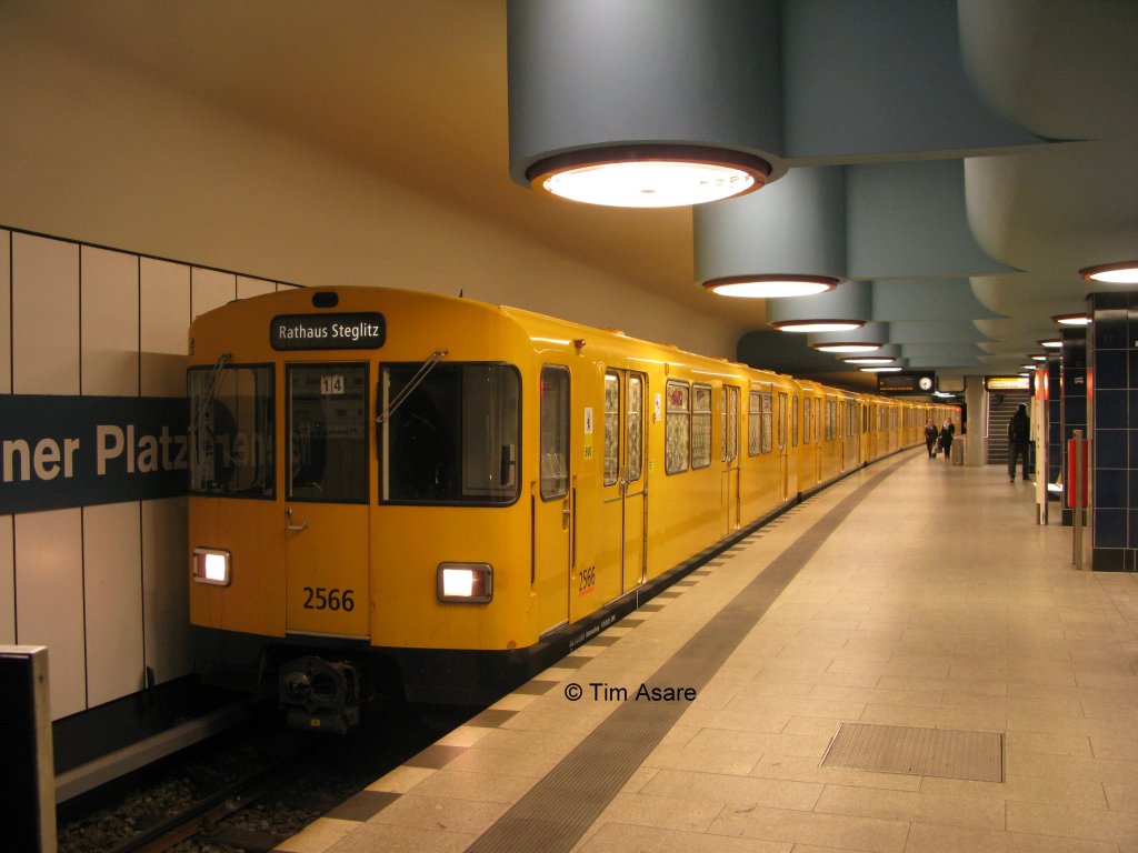 Wagen 2566 des Typs F76 im Januar 2012 auf der U9 im Bahnhof Nauener Platz.