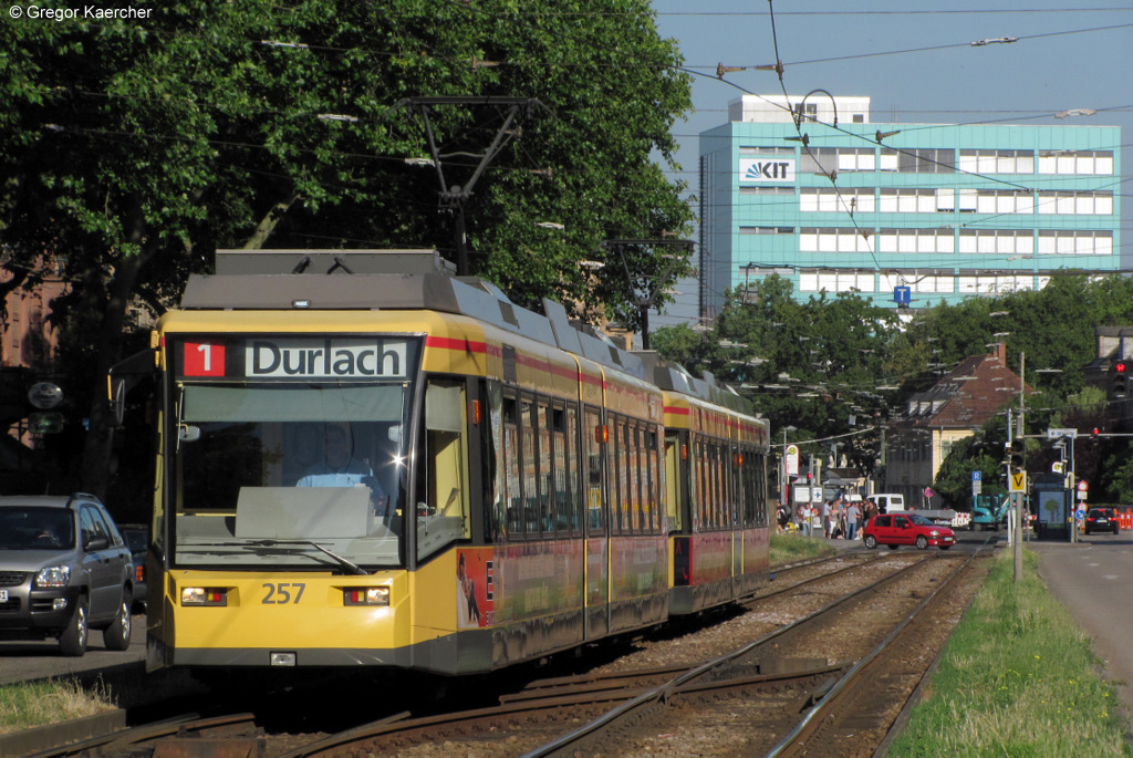 Wagen 257 und ein weiterer Triebwagen als Tram 1 nach Durlach Turmberg zwischen Durlacher Tor und Gottesauer Platz. Aufgenommen am 28.06.2011.