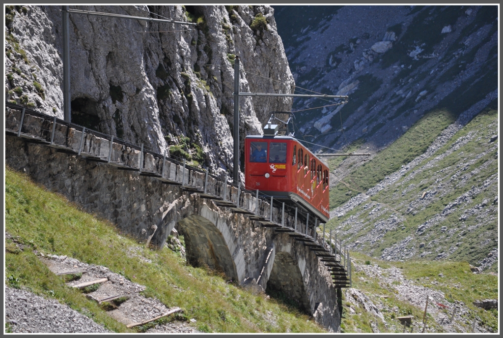 Wagen 26 der Pilatusbahn auf dem Lehnenviadukt oberhalb des Fleimentunnels. (27.08.2012)