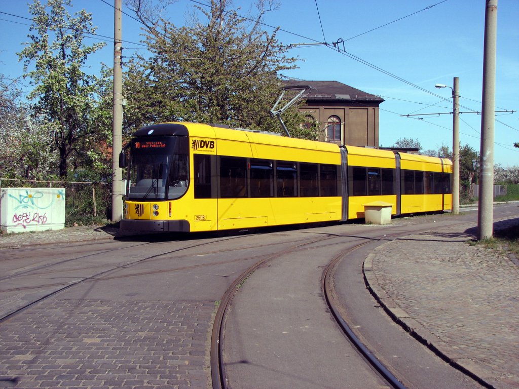 Wagen 2608 der DVB auf der Linie 10,hier am alten Endpunkt der 10 in Dresden-Friedrichstadt.15.04.2007