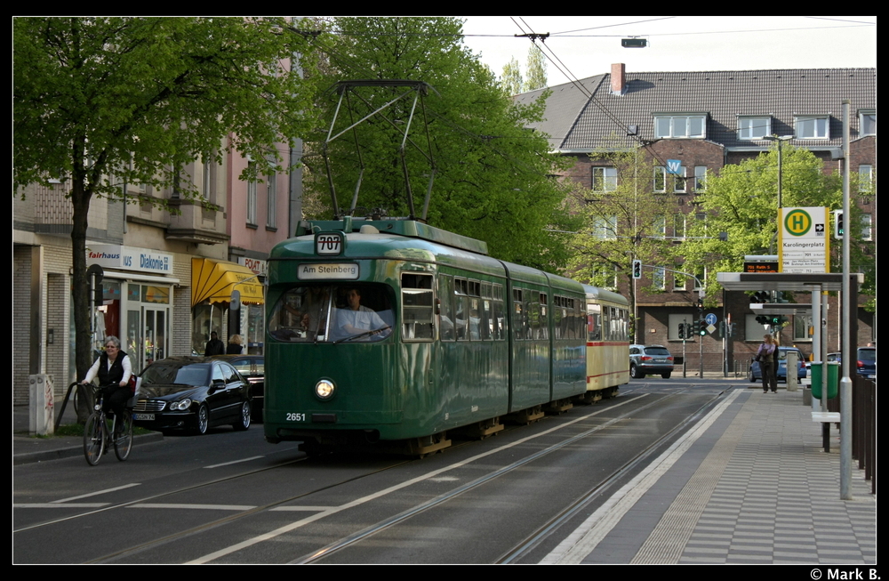 Wagen 2651 warb ehemals f�r FLORI. Nun wurde die Beschriftung gel�scht und nun f�hrt der Wagen des Typs GT8 im Gr�nen Gewand durch D�sseldorfs Stra�en. Aufgenommen am 24.04.10 am Karolingerplatz