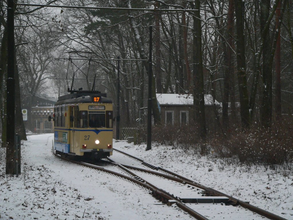 Wagen 27 der Woltersdorfer Straßenbahn macht sich auf den Weg nach Woltersdorf. Rahnsdorf, 23.12.2012