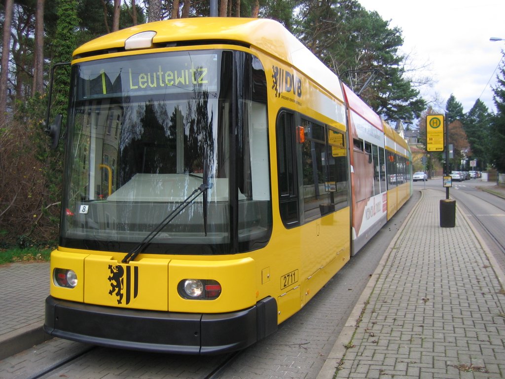 Wagen 2711 auf der Linie 1 in Kleinzschachwitz. Aufgenommen am 13.11.10