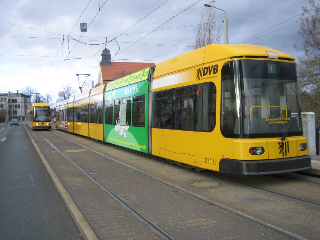 Wagen 2711 auf der Linie 1 kommend aus Kleinzschachwitz begegnet Wagen 2712 auf der Linie 2 fahrend nach Kleinzschachwitz. Aufgenommen am 13.11.10