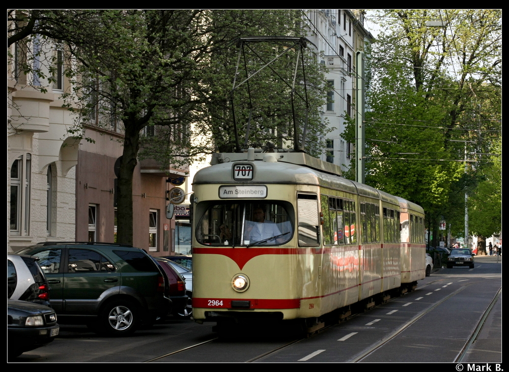 Wagen 2964 ist vom Baujahr 1964 und bef�hrt gleich die Haltestelle Morsestra�e am 24.04.10.