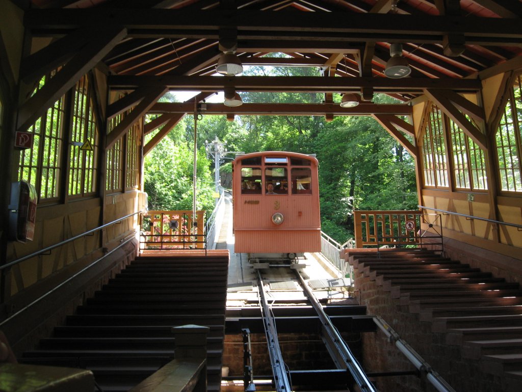 Wagen 3 der oberen Heidelberger-Bergbahn bei der Einfahrt in die unten liegende Station am 17. Mai 2009.