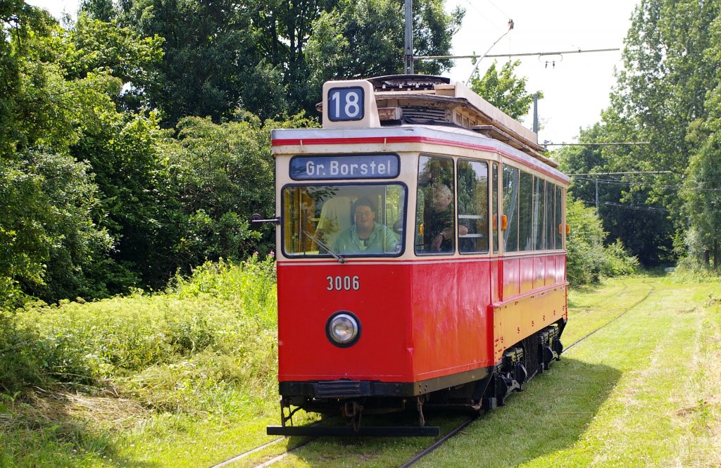 Wagen 3006 (ehemals Linie 18 der Hamburger Straenbahn, Bj. 1928) tuckerte am 8.7.2012 ber das Gelnde der Museumsbahn Schnberg.Auch ich hatte Gelegenheit, diese Bahn kurz zu fahren, ein tolles Urlaubserlebnis.