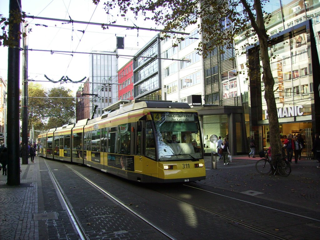 Wagen 311 der VBk hat am 31.10.2011 soeben den Gleiswechsel in der Kaiserstrae, in Nhe des Europaplatzes, passiert und wird nun, nachdem er in die Karlsttrae abgebogen ist, als Linie 4 zum Hauptbahnhof verkehren.