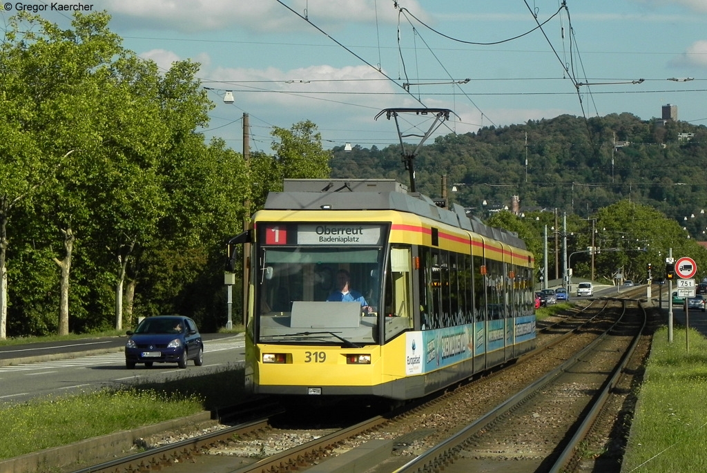 Wagen 319 in der Durlacher Allee kurz vor der Station Untermhlstrae. Das Bild entstand vom Bahnsteigende am 20.09.2011.