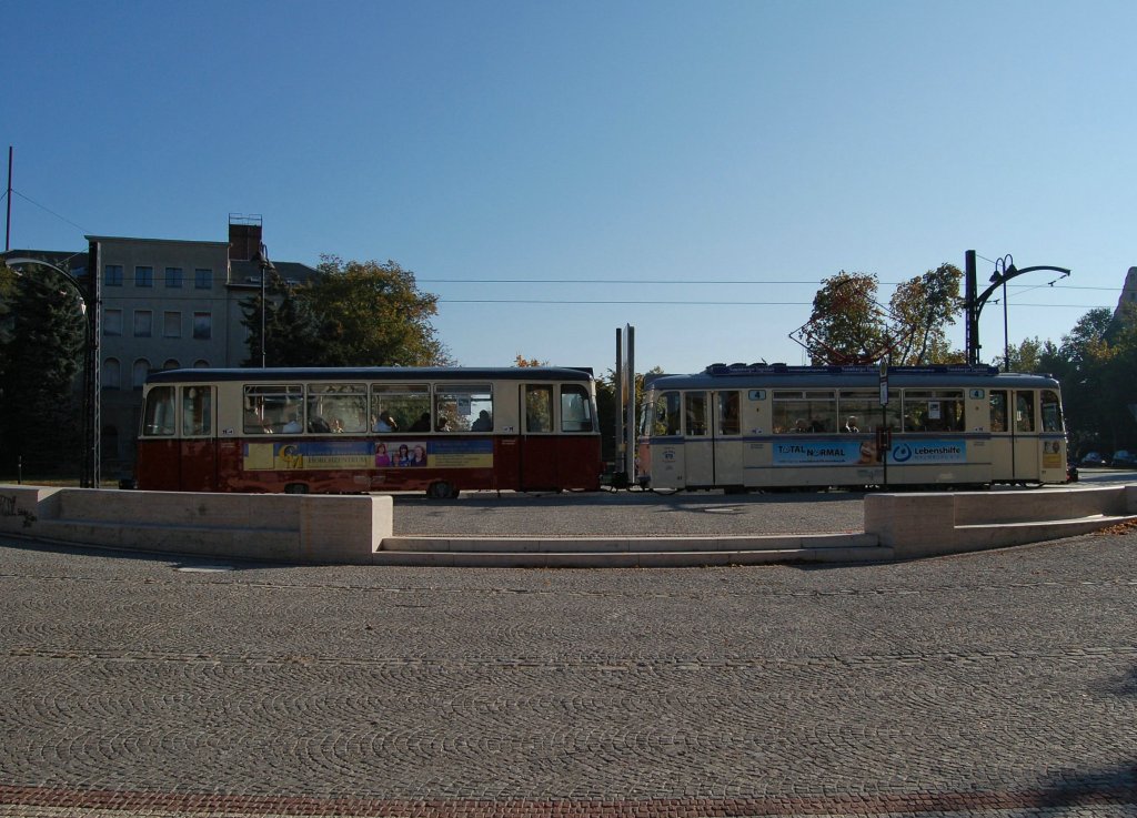 Wagen 37 + Beiwagen der Naumburger Straenbahn, Hbf - Vogelwiese, warten am Theaterplatz auf die Weiterfahrt zum Endpunkt Vogelwiese. 21.10.2011